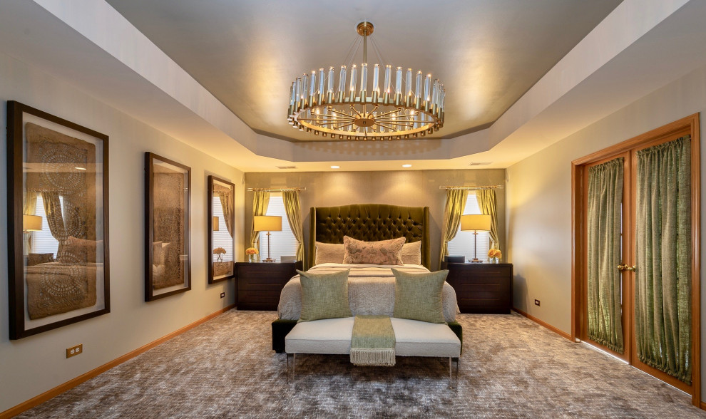 Imagen de dormitorio principal clásico renovado con paredes blancas, moqueta, suelo gris y bandeja