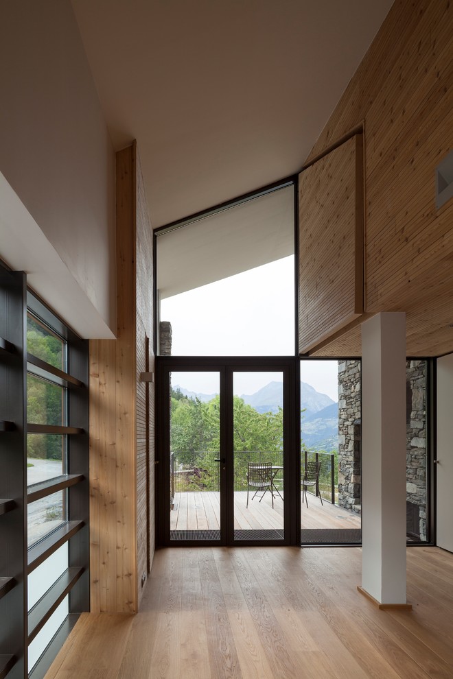 Cette image montre une terrasse chalet de taille moyenne.