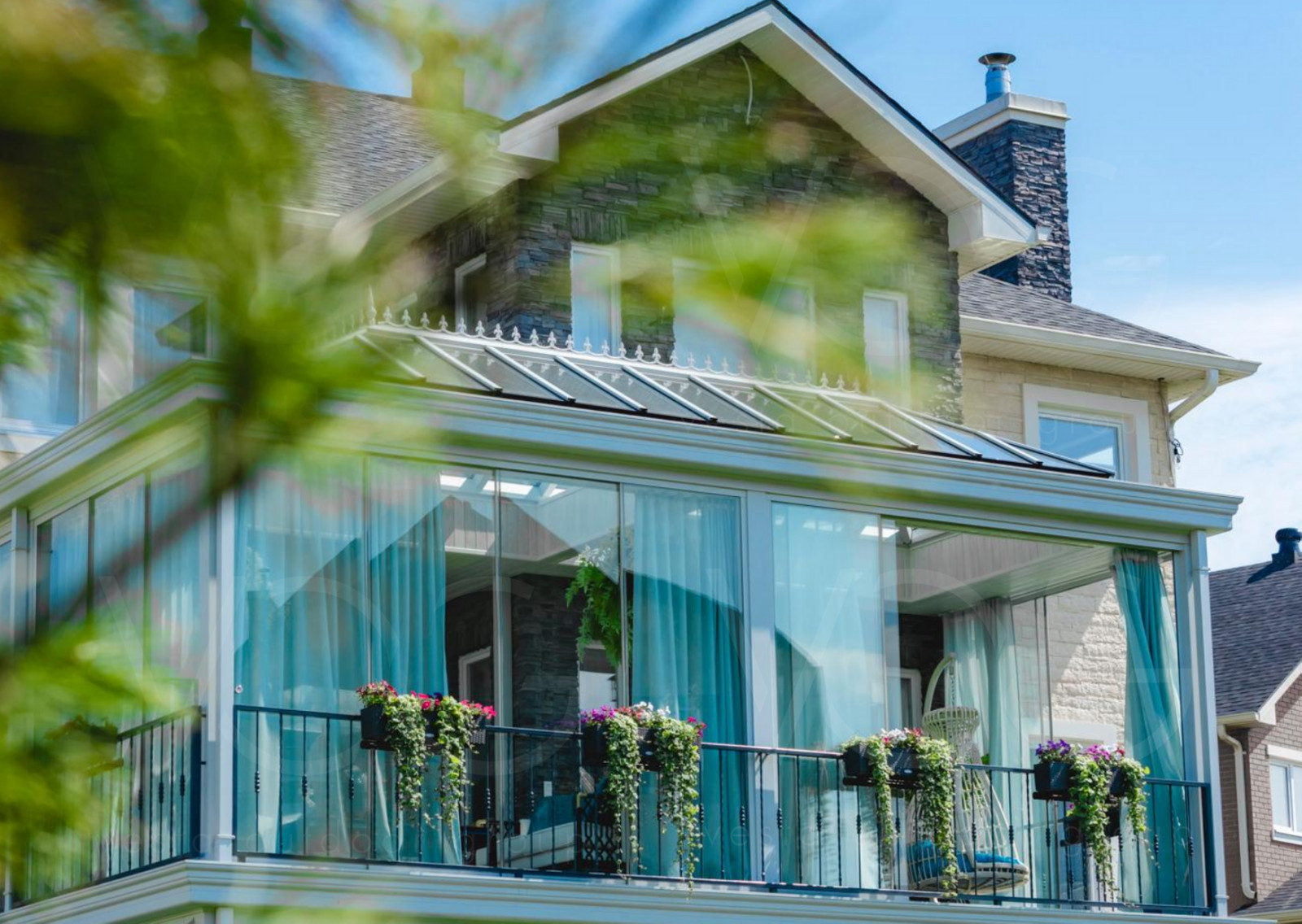 Стеклянная веранда с теплым поворотно-сдвижным и холодным безрамным остеклением