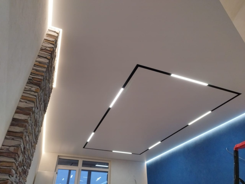 Натяжной потолок с утопленной низковольтной трековой системой Люмфер