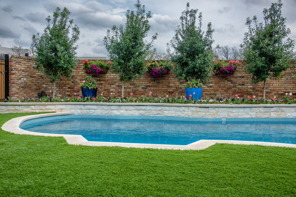 Foto de piscina con fuente natural marinera grande tipo riñón en patio trasero con adoquines de piedra natural