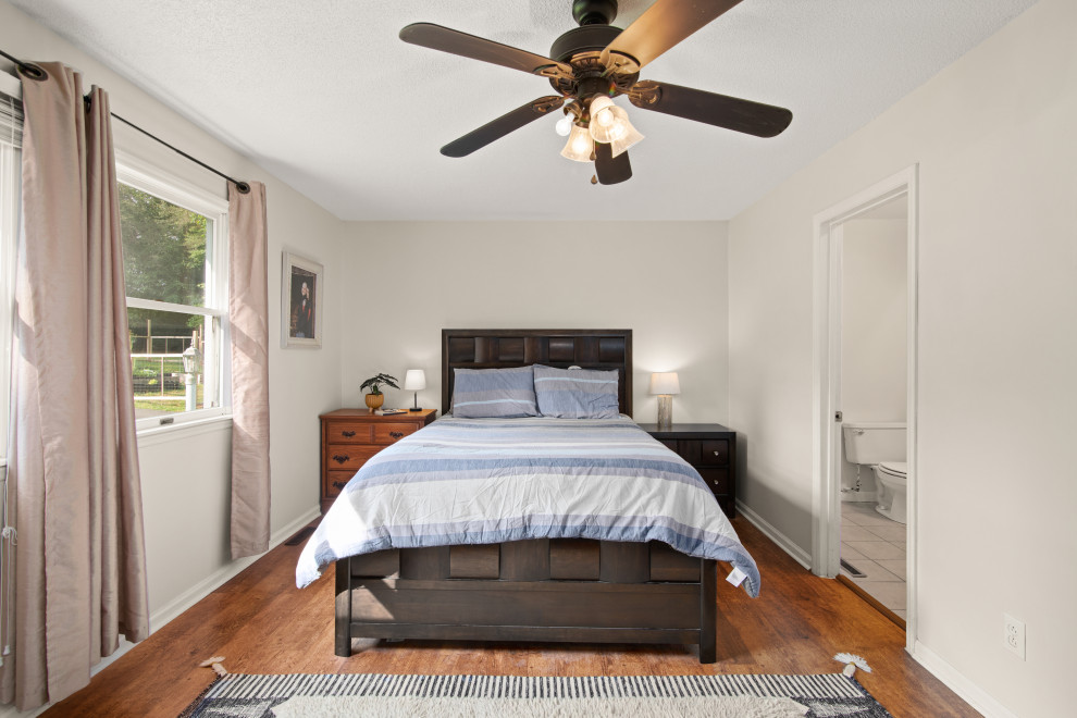 Bedroom - transitional bedroom idea