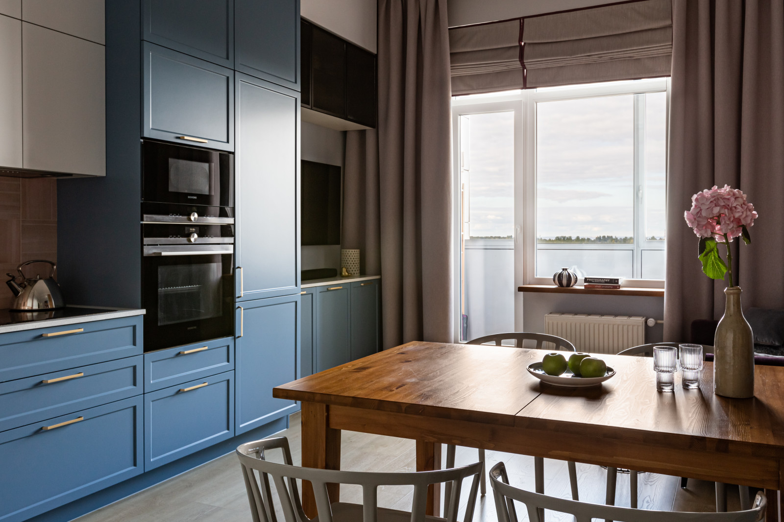 Кухня в Петергофе с высокими потолками