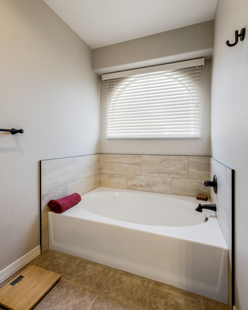 Großes Modernes Badezimmer En Suite mit Duschnische, beigen Fliesen, Porzellanfliesen, brauner Wandfarbe, Porzellan-Bodenfliesen, braunem Boden und Wandnische in Phoenix