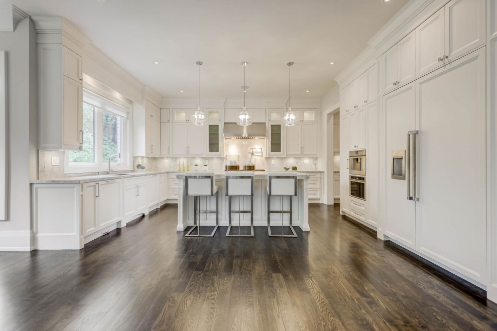 Transitional kitchen photo in Toronto