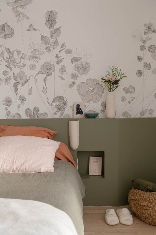 Inspiration pour une chambre parentale design de taille moyenne avec un mur vert, parquet clair et du papier peint.