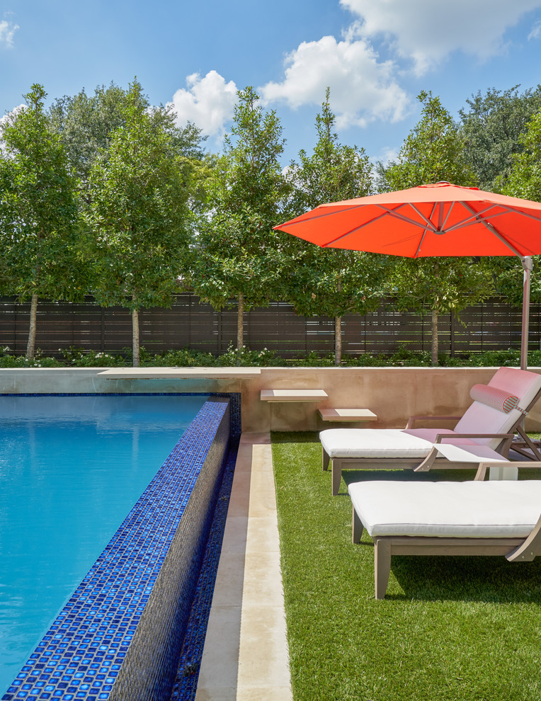 Example of a mid-sized transitional backyard concrete and l-shaped infinity pool design in Dallas