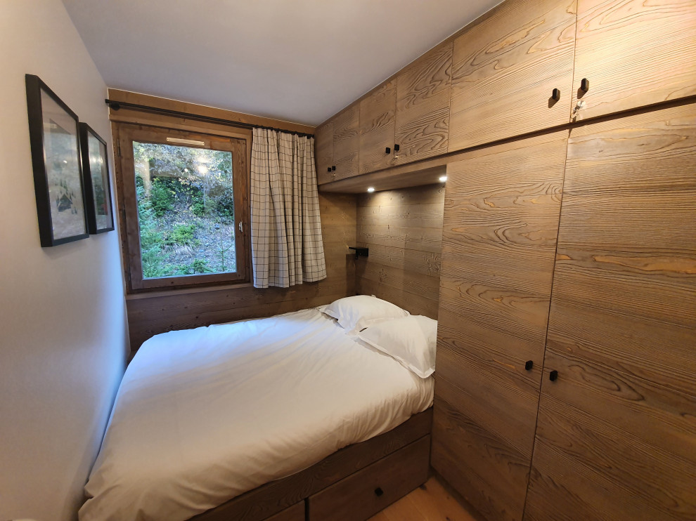 Design ideas for a contemporary bedroom in Grenoble.