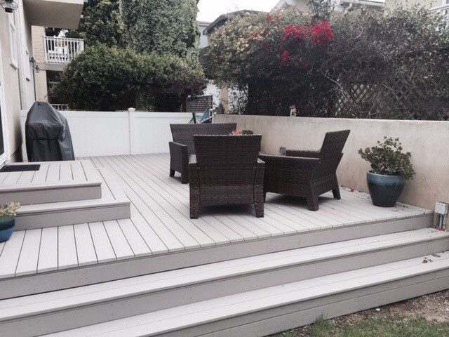 This is an example of a traditional deck in Los Angeles.
