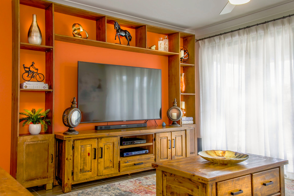 Kleines, Offenes Wohnzimmer mit beiger Wandfarbe, Keramikboden, TV-Wand und braunem Boden in Brisbane