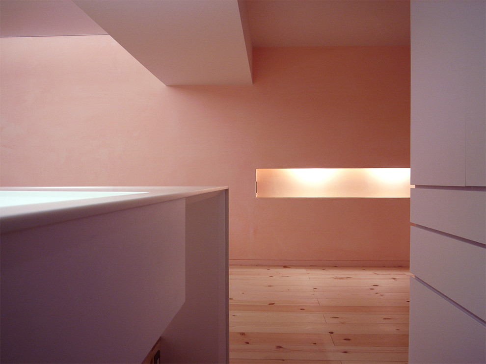 Inspiration pour une chambre parentale nordique avec un mur rose et parquet clair.