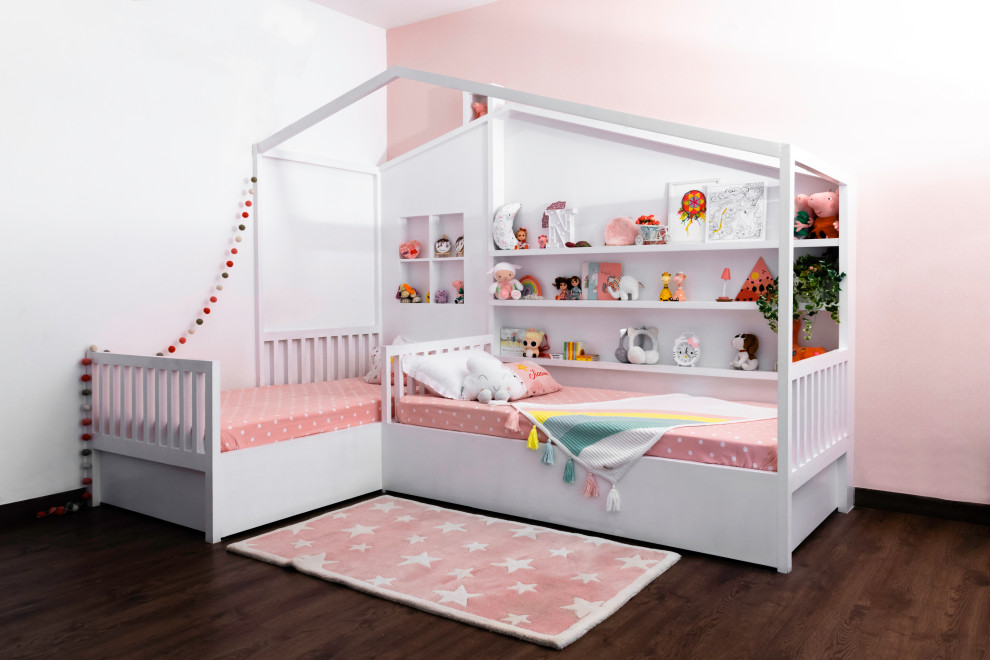 Idee per una grande cameretta per bambini da 4 a 10 anni minimalista con parquet scuro, pavimento marrone e pareti rosa