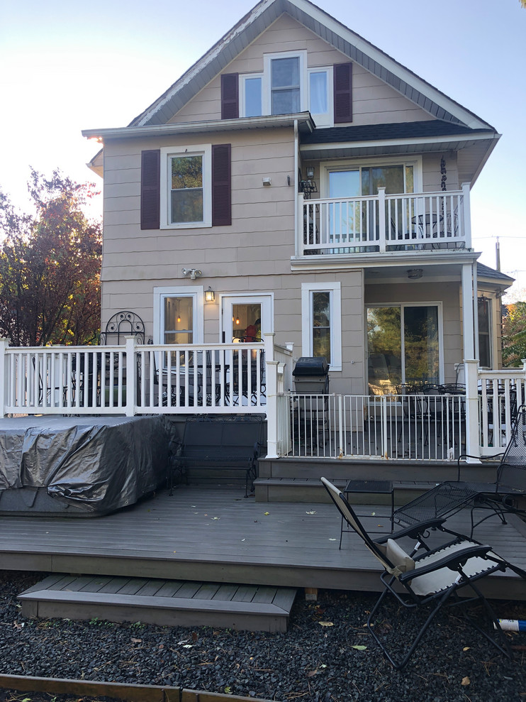 Inspiration for a mid-sized timeless backyard deck remodel in Newark with no cover