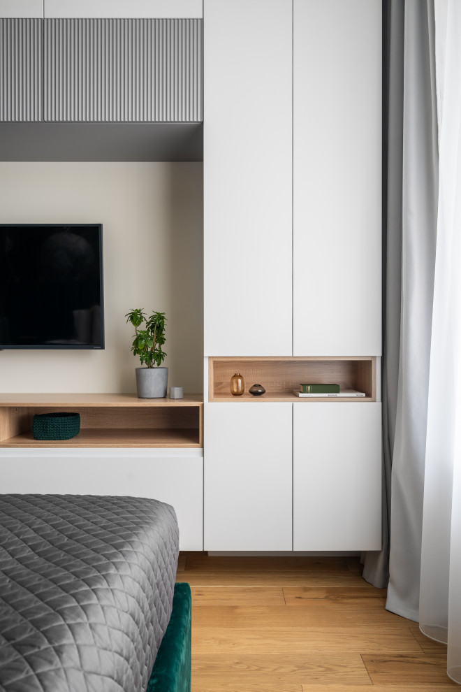 Diseño de dormitorio principal clásico renovado de tamaño medio con suelo de madera en tonos medios