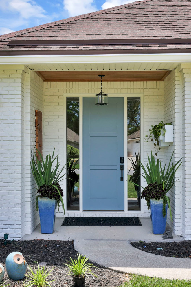 Esempio di un ingresso o corridoio stile marinaro con una porta singola, una porta blu e soffitto in legno