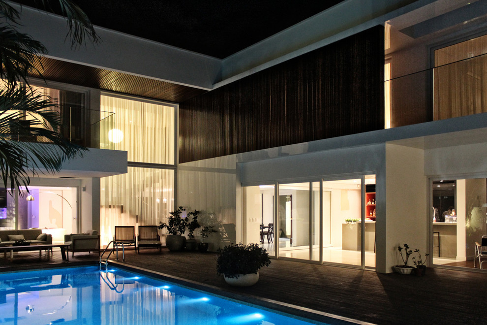 Fachada interior y piscina.