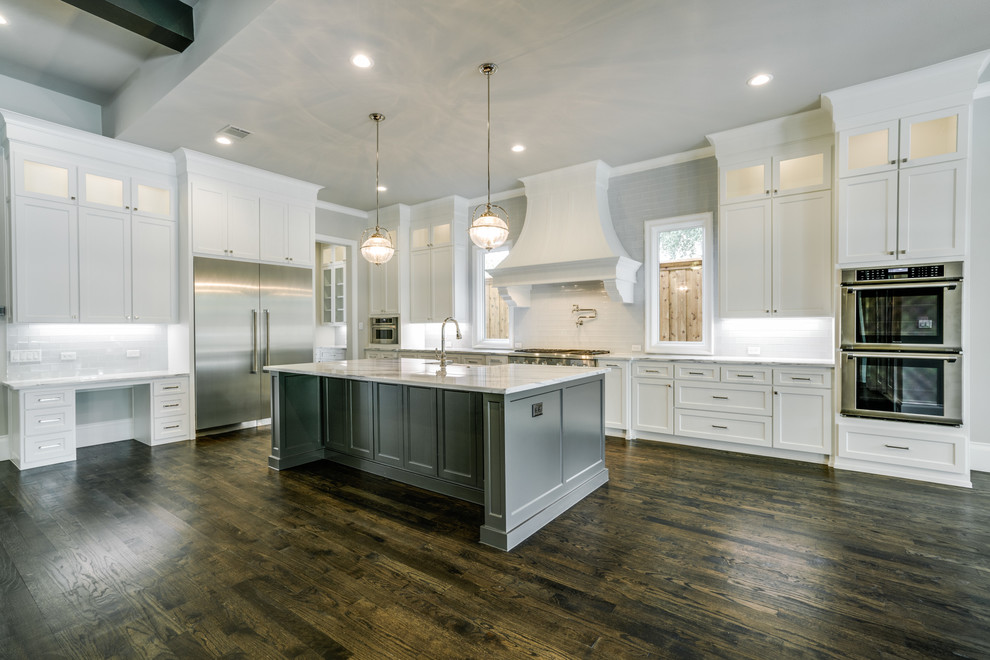 Kitchen - transitional kitchen idea in Dallas