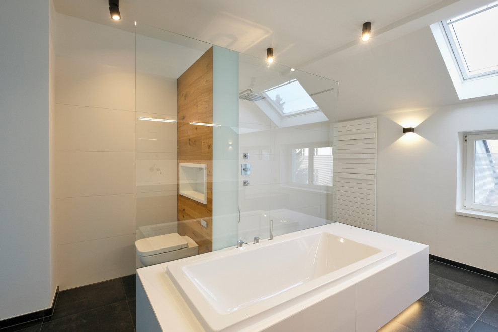 Photo of a large contemporary bathroom in Dortmund.