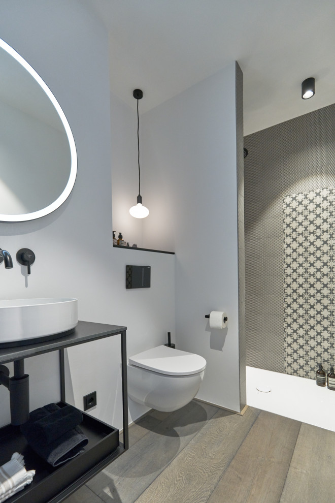 Modernes Gäste-Duschbad mit schwarzen Armaturen und Accessoires