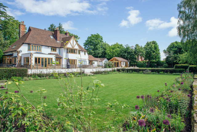 Wildflowers and Outdoor Rooms Transform an English Country Garden (23 photos)