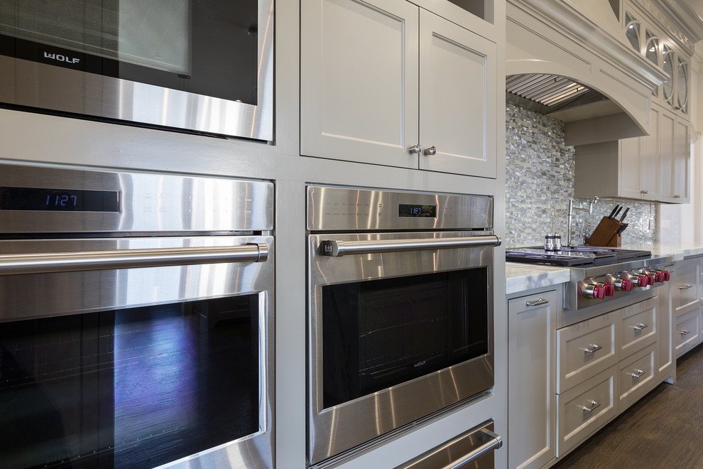 Example of a transitional kitchen design in Dallas
