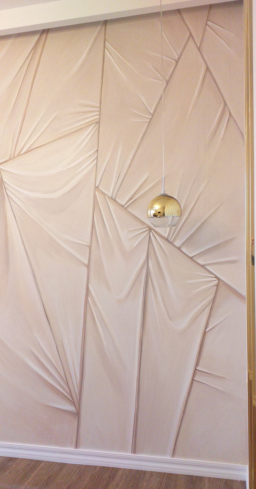 Роспись стены в изголовье кровати в спальне