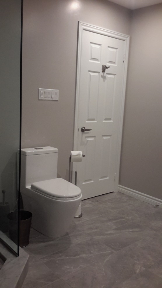 Example of a transitional bathroom design in Toronto