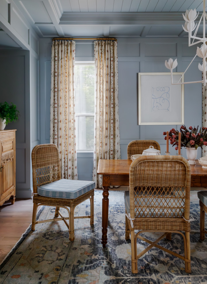 Esempio di una sala da pranzo aperta verso la cucina chic di medie dimensioni con pareti blu, parquet chiaro, pavimento marrone, soffitto in perlinato e pannellatura
