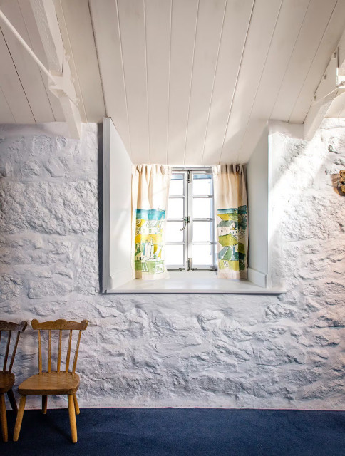 A light-filled modern Beachfront Loft Conversion in St Ives - Upper Saltings contemporary-vardagsrum