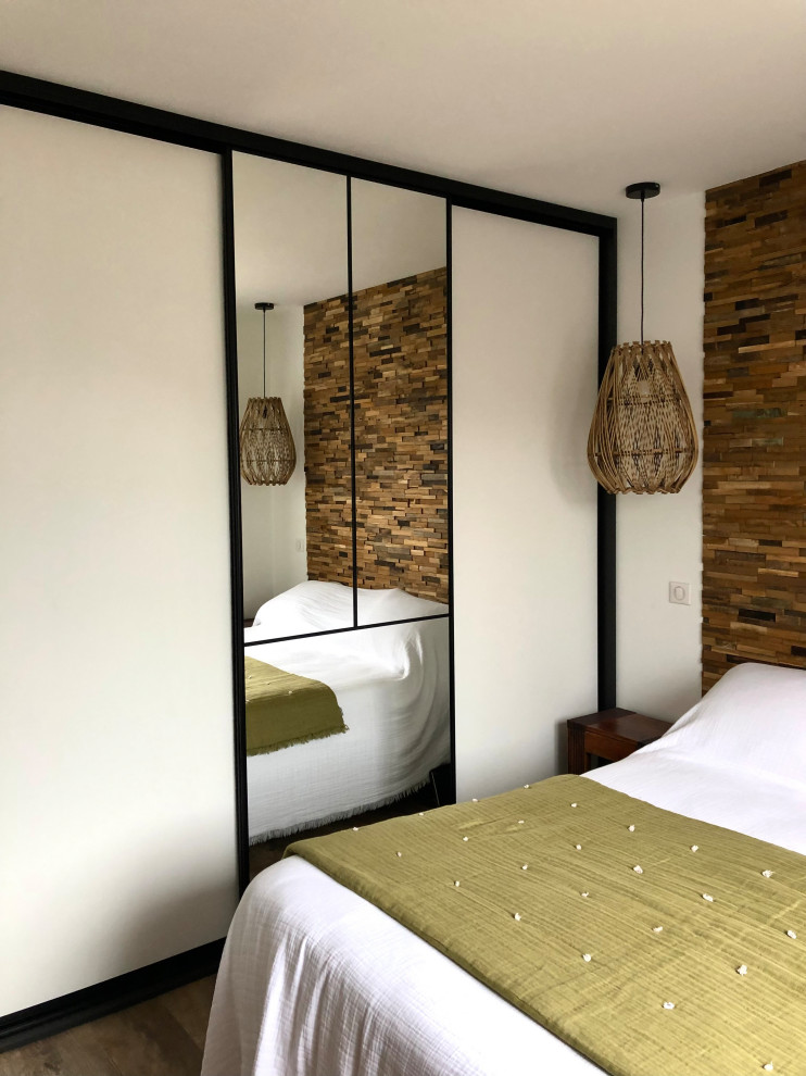 Источник вдохновения для домашнего уюта: хозяйская спальня в стиле лофт с белыми стенами, полом из винила и панелями на стенах