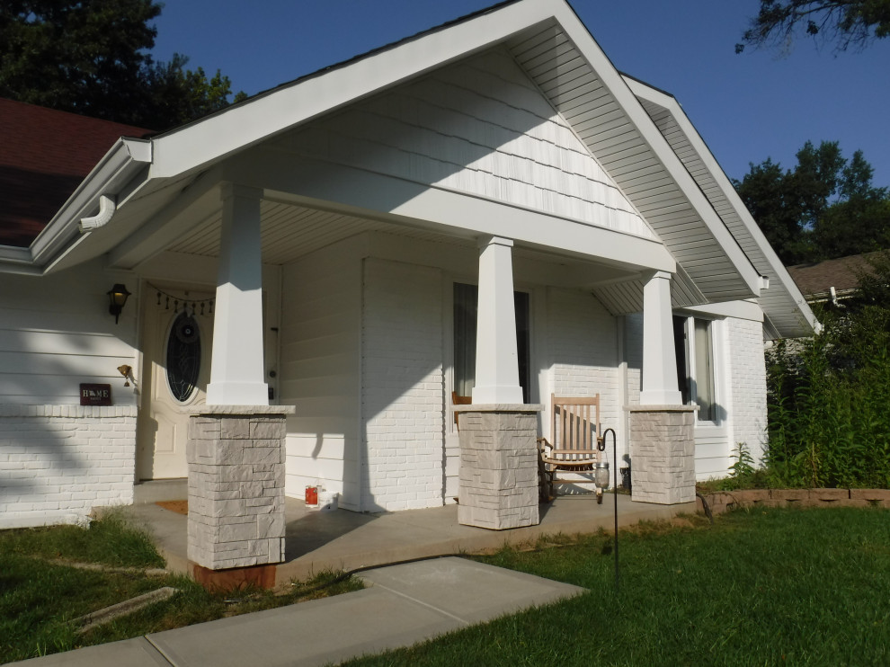 Einfamilienhaus mit Vinylfassade und weißer Fassadenfarbe in St. Louis