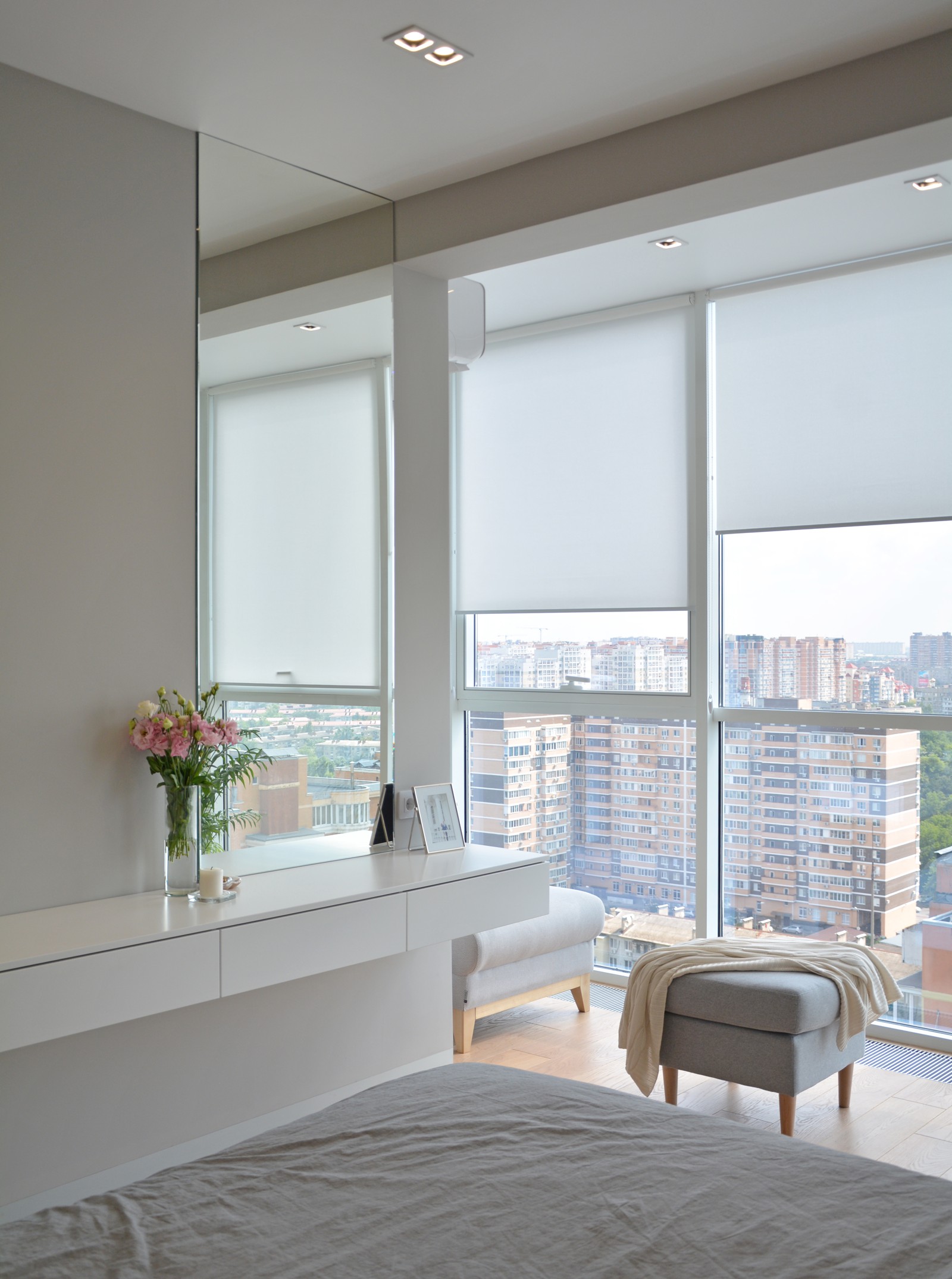 Стильная квартира для молодой семьи! Светлая и просторная спальня с витражным ос