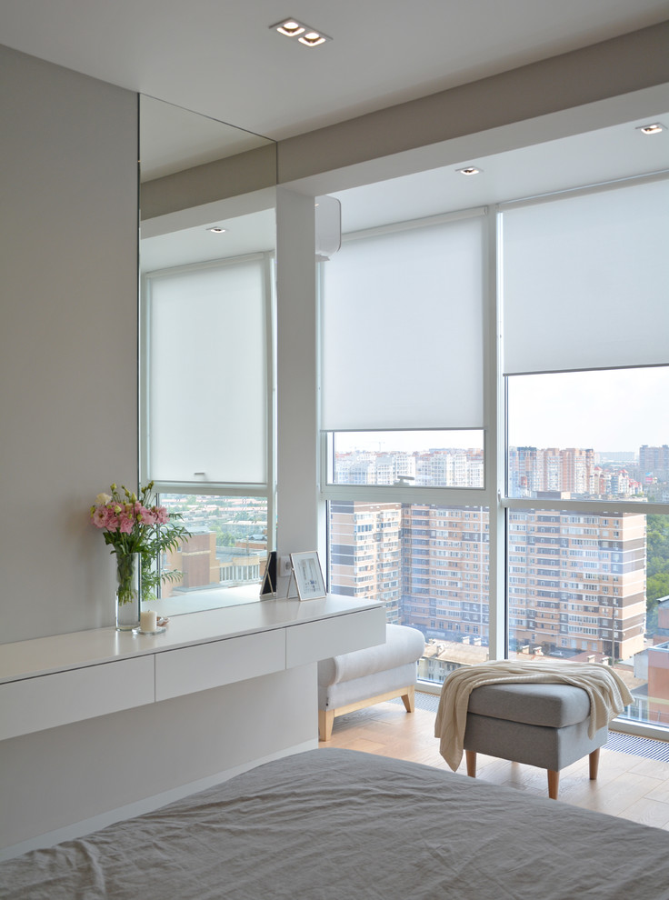 Стильная квартира для молодой семьи! Светлая и просторная спальня с витражным ос