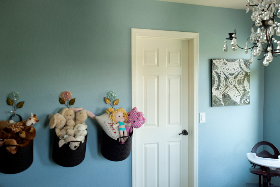 Photo of a mid-sized transitional kids' bedroom for kids 4-10 years old and girls in Orange County with blue walls and carpet.