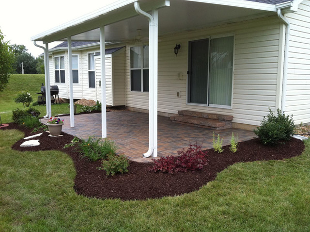 Simple Paver Patio & Planting Bed - Traditional - Patio ...