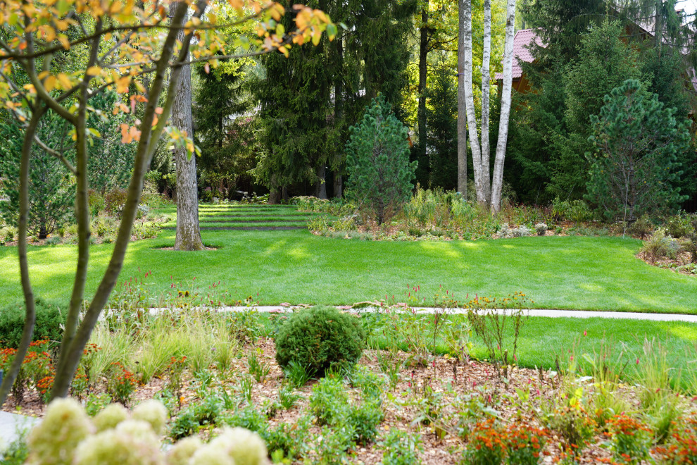 Idee per un grande giardino country esposto a mezz'ombra dietro casa in autunno con un ingresso o sentiero, pavimentazioni in pietra naturale e recinzione in metallo