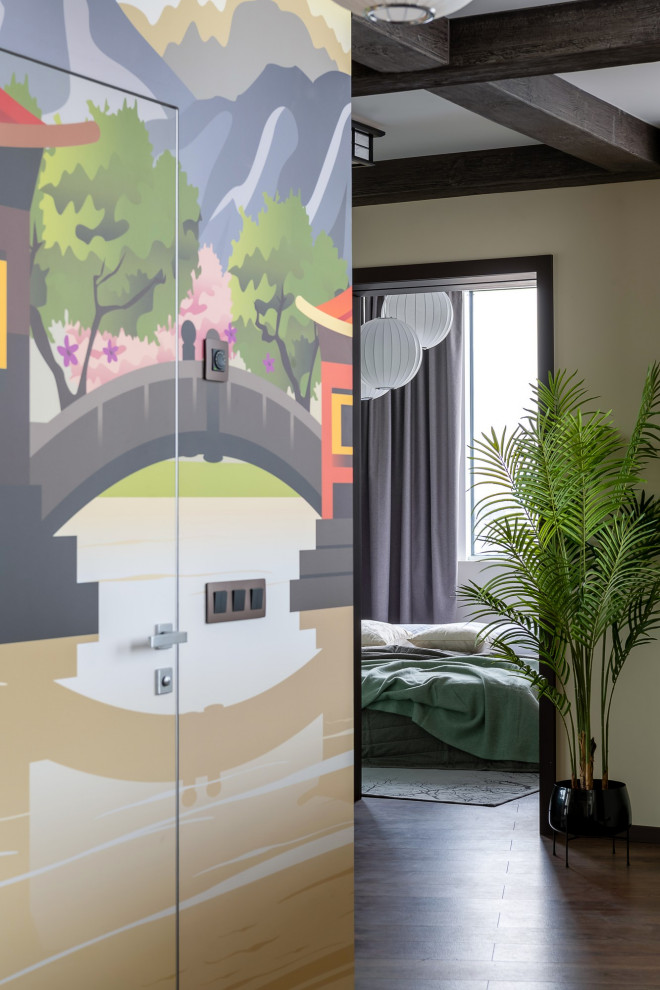Inspiration för mellanstora asiatiska vardagsrum, med ett finrum, beige väggar, vinylgolv, en väggmonterad TV och brunt golv