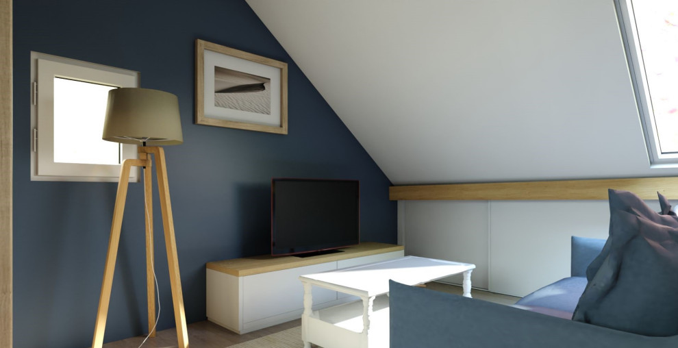 Пример оригинального дизайна: большая двухуровневая гостиная комната в морском стиле с синими стенами, полом из ламината и отдельно стоящим телевизором