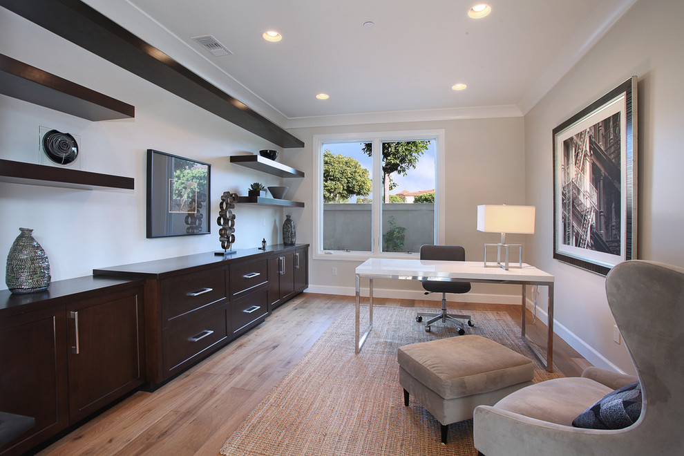 Photo of a transitional home office in Orange County.