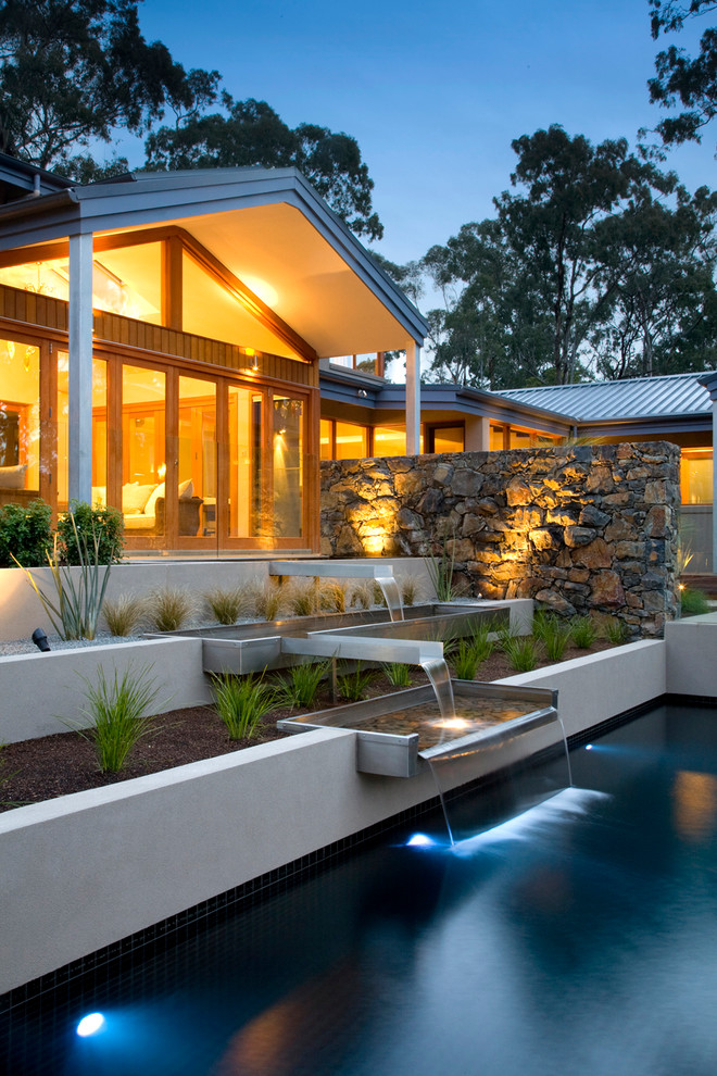 Photo of a contemporary garden in Melbourne with a water feature.