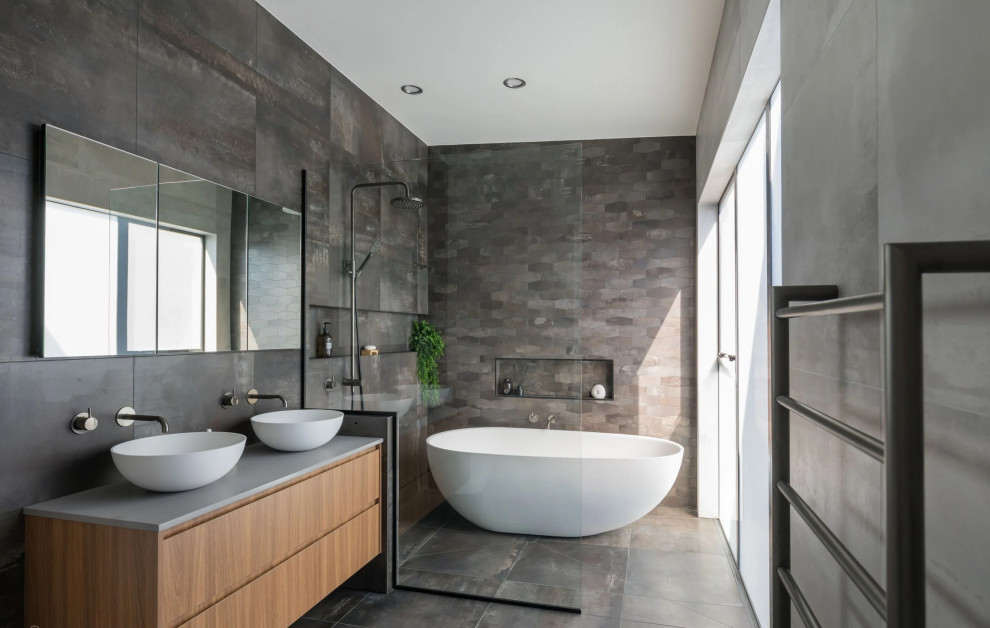 Idéer för mellanstora funkis grått en-suite badrum, med släta luckor, skåp i ljust trä, våtrum, grå kakel, stenhäll, ett undermonterad handfat, bänkskiva i terrazo och med dusch som är öppen