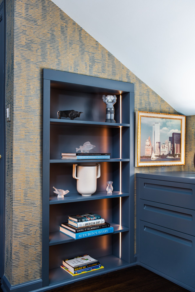 Cette photo montre un bureau chic de taille moyenne avec un mur bleu, un sol en bois brun, un bureau intégré, un sol marron, un plafond voûté et du papier peint.