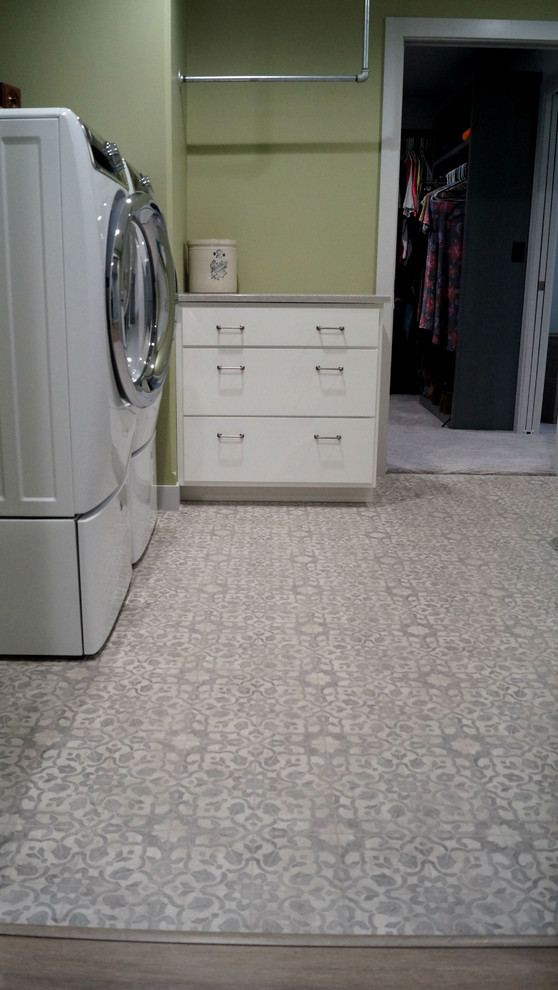 Example of a transitional home design design in Cedar Rapids