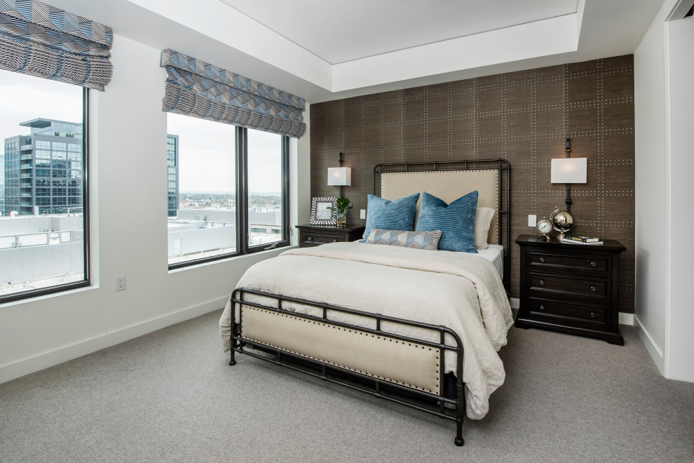 Kleines Klassisches Hauptschlafzimmer mit brauner Wandfarbe, Teppichboden und Tapetenwänden in Denver