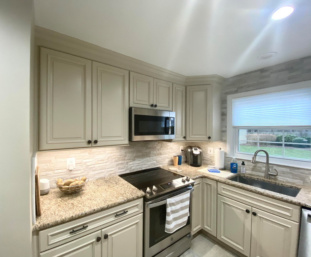 Transitional kitchen photo in Baltimore