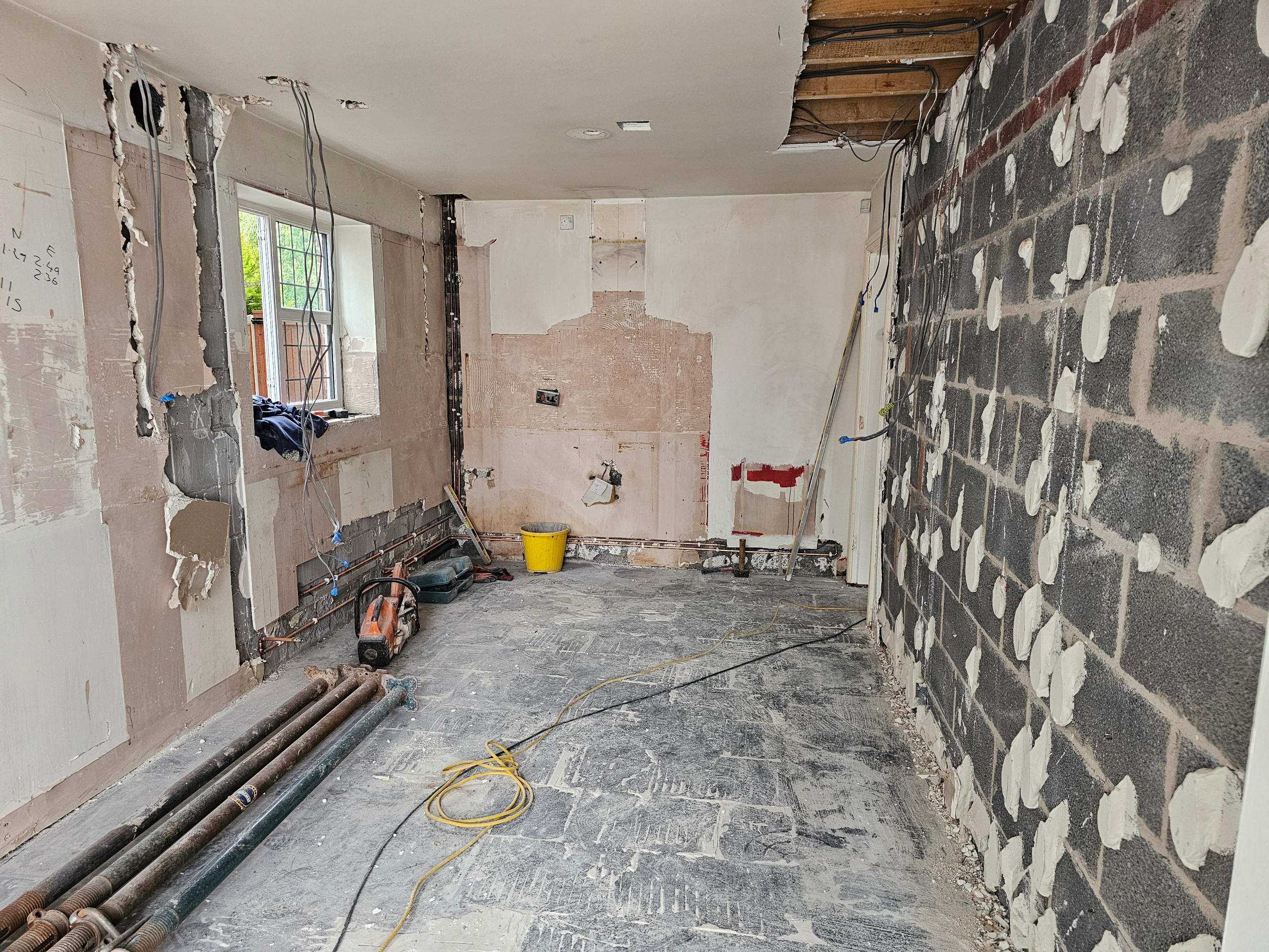 Old Kitchen gutted and ready to place the supports before removing the wall.