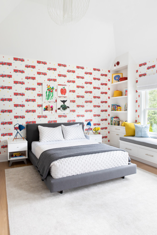 Immagine di una cameretta per bambini da 4 a 10 anni classica di medie dimensioni con pareti multicolore, parquet chiaro, pavimento marrone, soffitto in perlinato e carta da parati