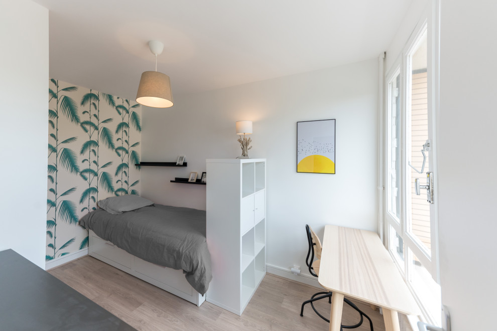 Kleines Skandinavisches Gästezimmer mit grüner Wandfarbe und Tapetenwänden in Lyon