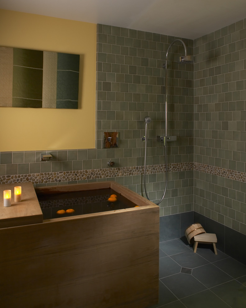 Immagine di una stanza da bagno etnica con doccia aperta e vasca giapponese