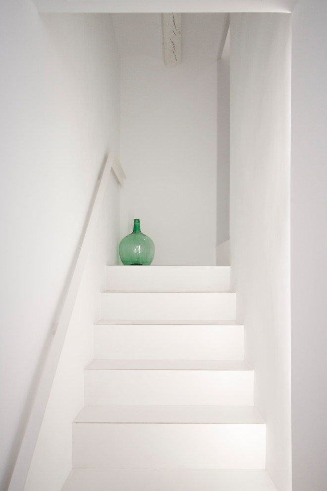 Gerade, Kleine Moderne Treppe mit gefliesten Treppenstufen, gefliesten Setzstufen, Stahlgeländer und Wandpaneelen in Barcelona